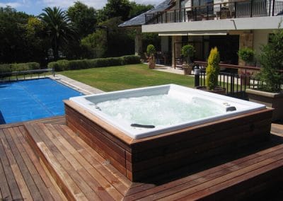 free-standing jacuzzi