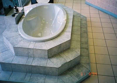 statement oval bath with steps
